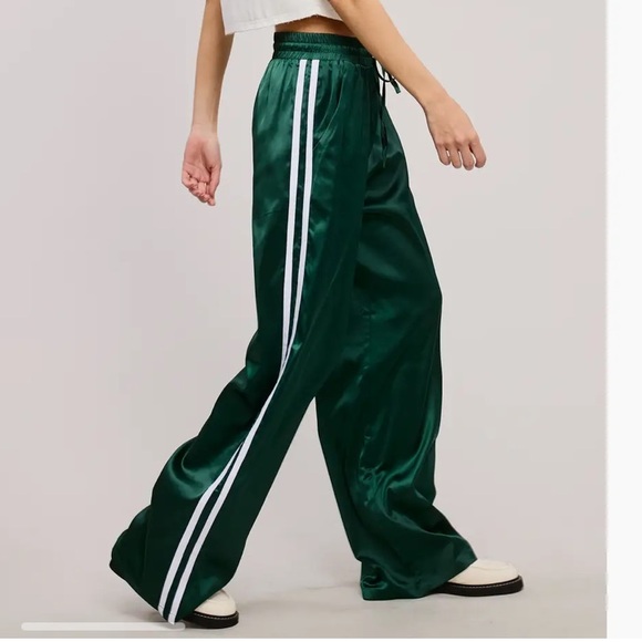 🆕 Black Wide Leg Satin slacks with 2 stripes down the side with pockets - Picture 2 of 5